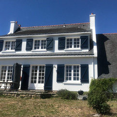 Maison blanche volets bleu à La Trinité sur Mer (Bretagne)