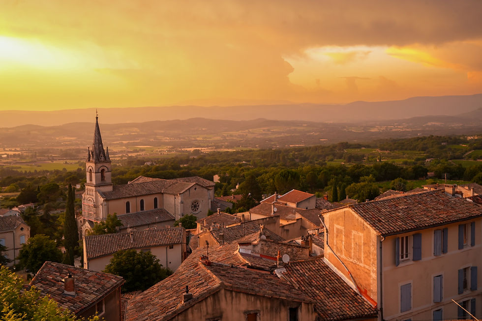 vue sur un village du Luberon au coucher du soleil, que faire dans le Luberon