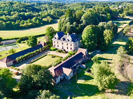 Château la Meynardie, location en Dordogne pour les familles, vue aérienne du domaine et du parc à la française, Périgord Vert