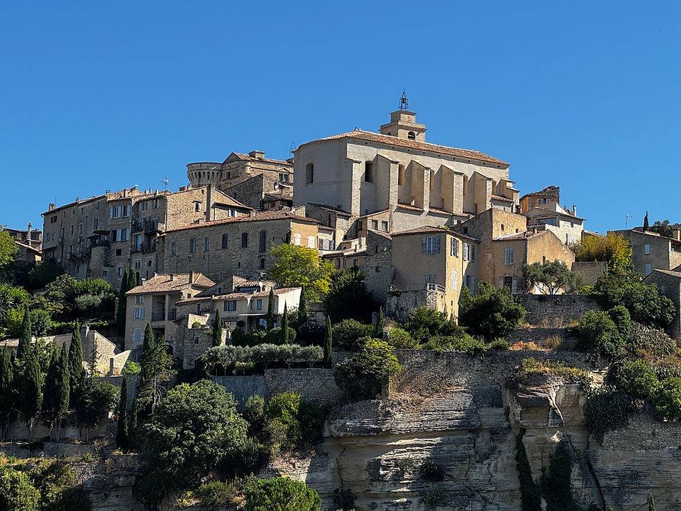 village de Gordes perché dans le Luberon en Provence avec vue panoramique