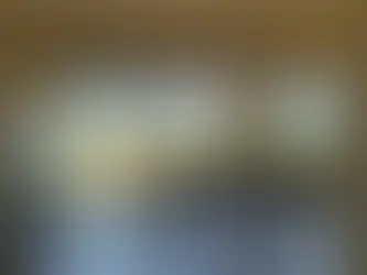 Salle à manger de la Maison Toscane ouverte sur les champs de lavande, une invitation à partir près de chez soi en Drôme provençale.