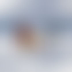 Famille marchant dans la neige dans une station de ski famille des Alpes, vacances en montagne avec enfants.