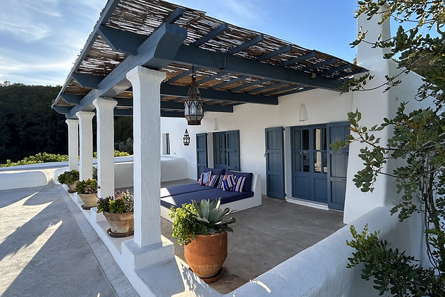 Maison blanche aux volets bleu à Ibiza