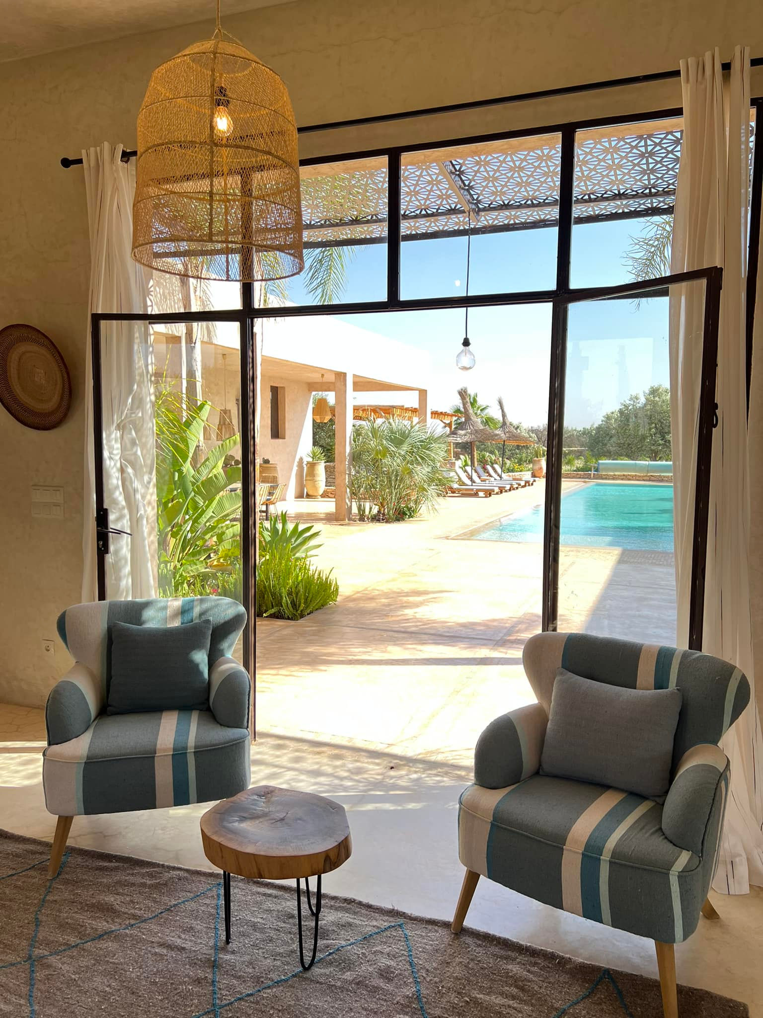 Villa à Essaouira, salon intérieur donnant sur l'extérieur