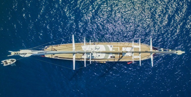 Croisière en Méditerranée, voilier au milieu de la mer vu de haut