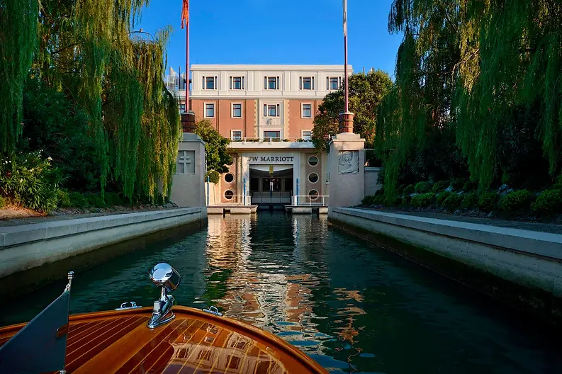 vcejw-entrance-0136-hor-clsc.webp