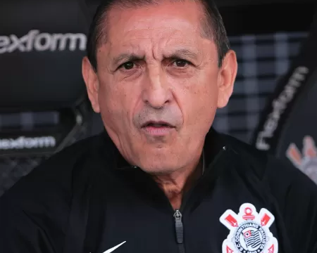 Ramón Díaz escalou Romero no ataque e ajustou a defesa para uma linha de quatro jogadores, abandonando o esquema com três zagueiros.