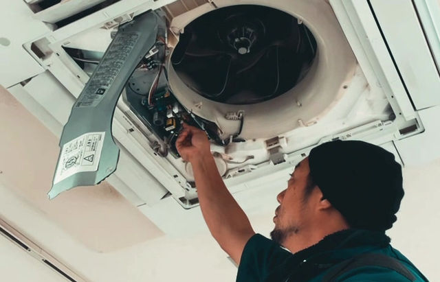 8月15日 久しぶりにエアコンの分解クリーニングのお仕事でした。