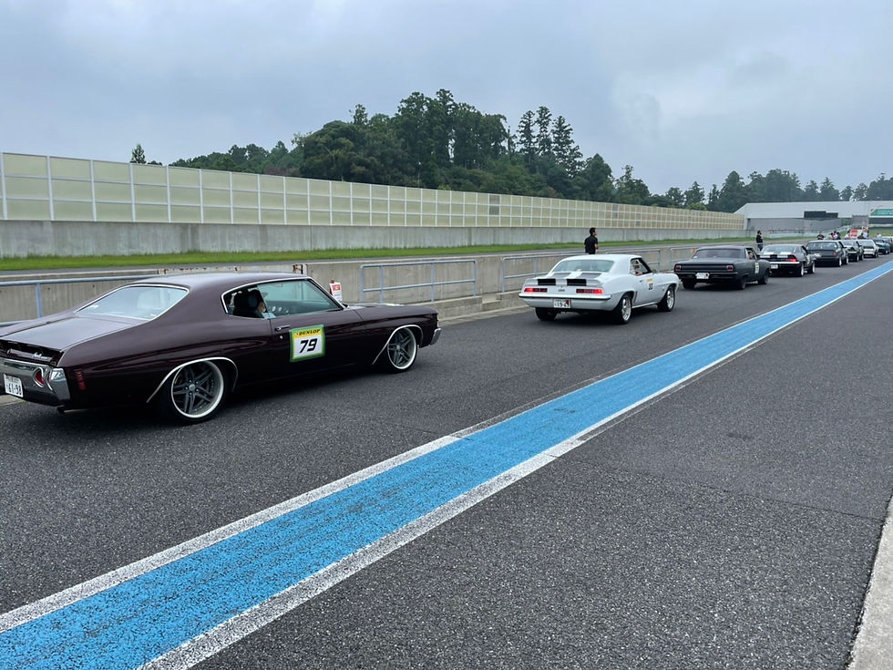 マッスルカーが国道を走る様子