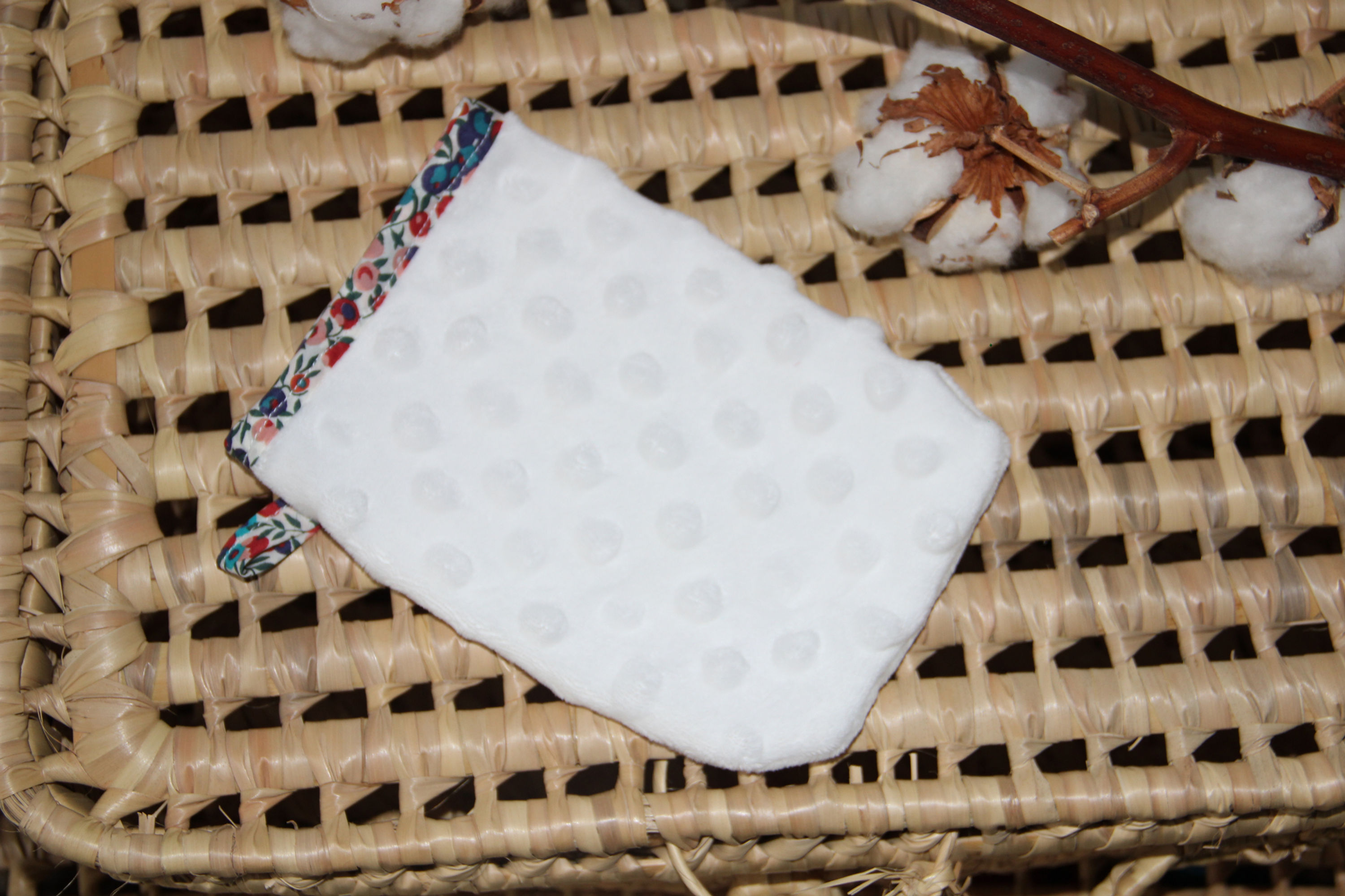 Gant démaquillant magique