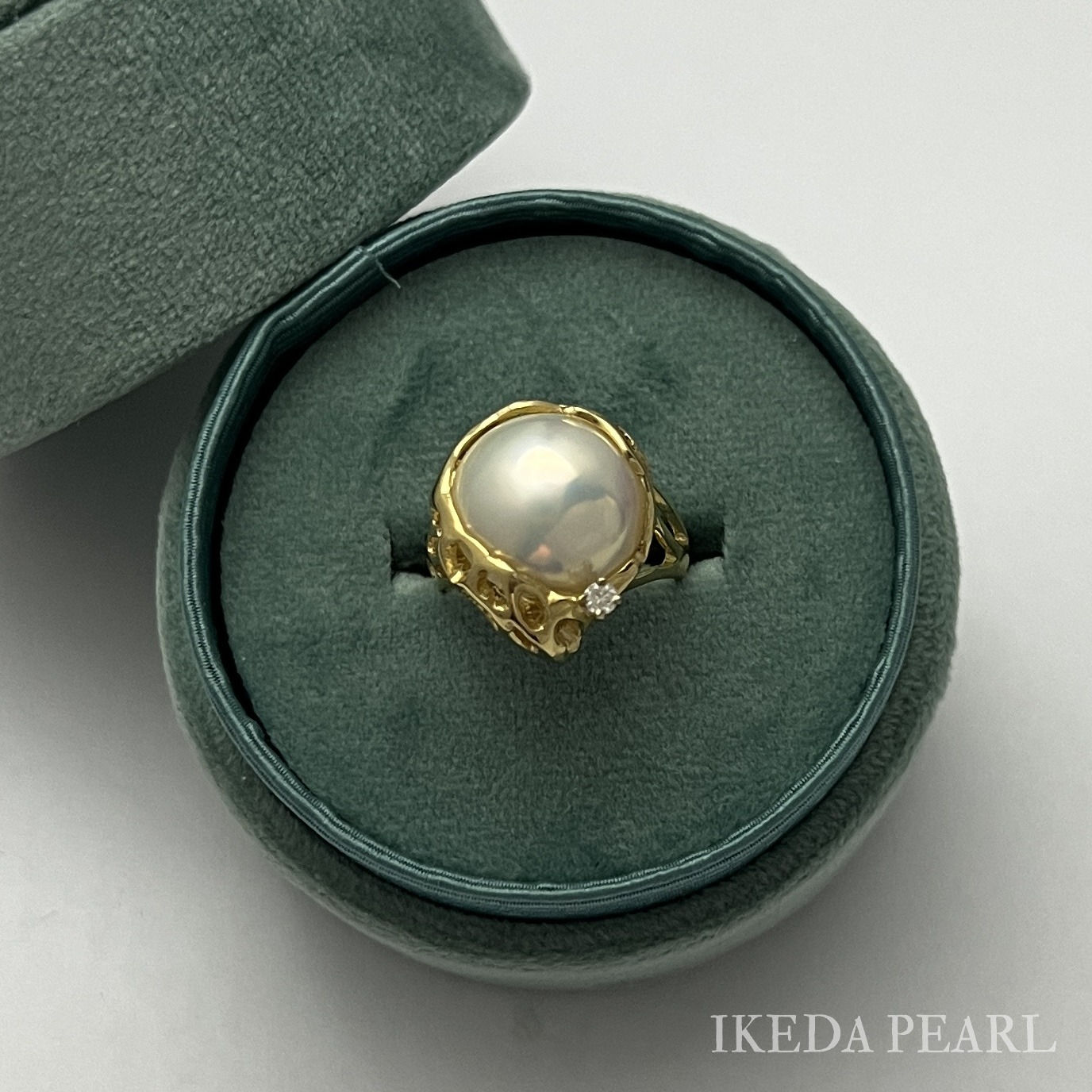 14.0-13.5mm White Round Japanese Mabe Ring with Diamond