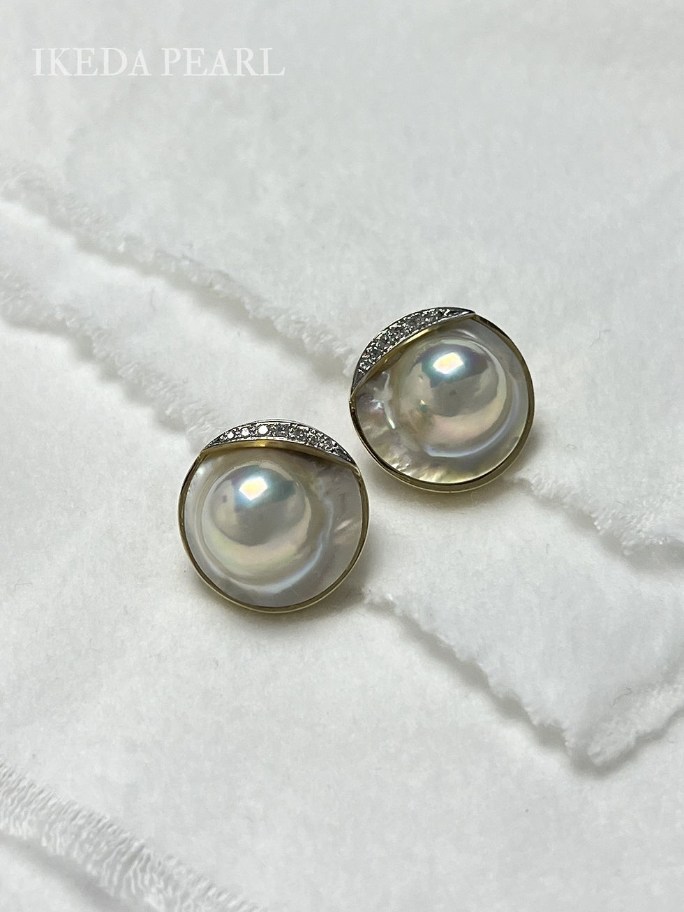 Thumbnail: 22.0-21.0mm White Round Blister Mabe Pearl Earrings with Diamonds