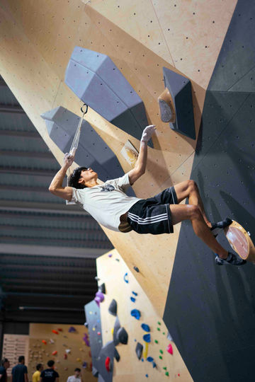 Bloc d'escalade avec des prises Abyss Climbing en bois et en pierre (ici basalte et granit)
