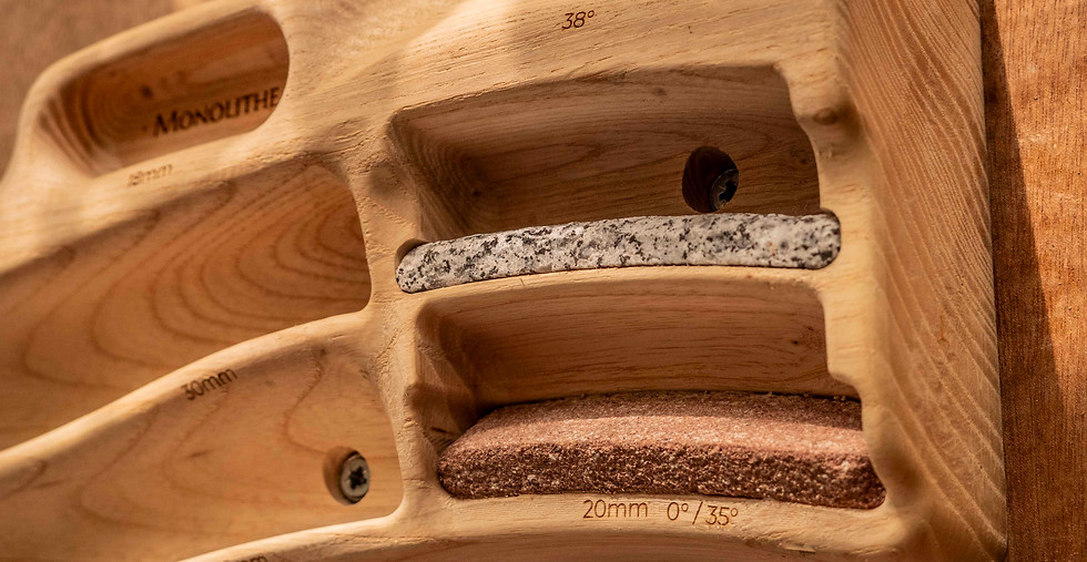 Poutre d'entrainement pour les doigts en bois avec des préhensions en grès et granit (zoom sur ces préhensions, version 2)