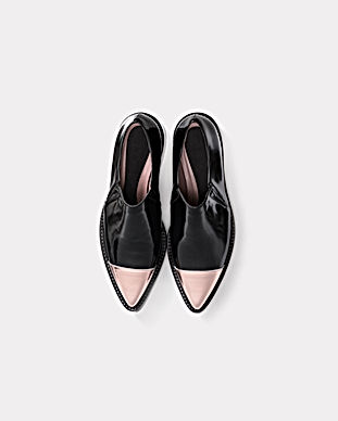 Negro y rosa puntiagudos zapatos