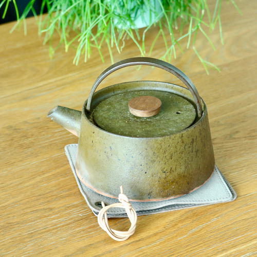 両手で使える！革の鍋つかみ | PRODUCT BASE SKLO