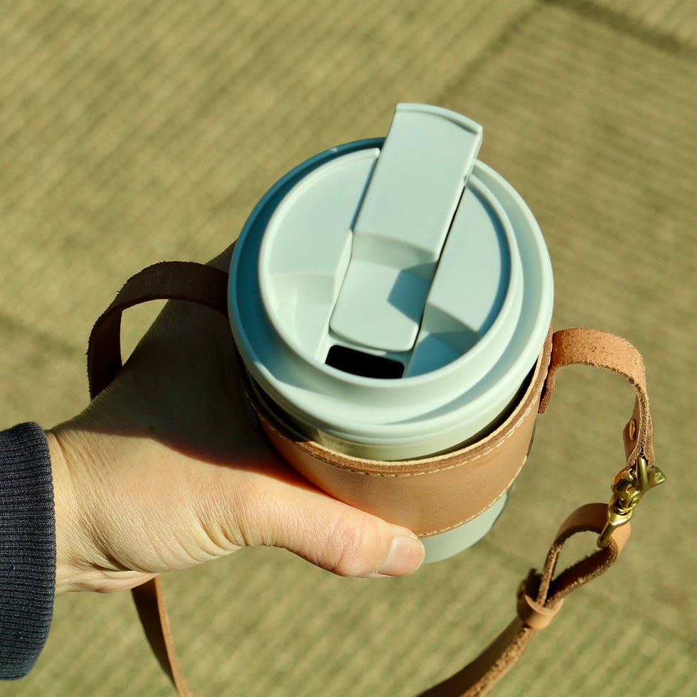 サムネイル： コーヒーの持ち歩きに！レザータンブラーホルダー