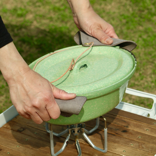 両手で使える！革の鍋つかみ | PRODUCT BASE SKLO