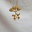 Miniatura: colar feminino corrente veneziana com pingente fihos, duas meninas segurando um urso pequeno no meio com vestido cravejado de zirconias rosa e 3 baloes em coração cravejados de zirconia branca banhada a ouro.