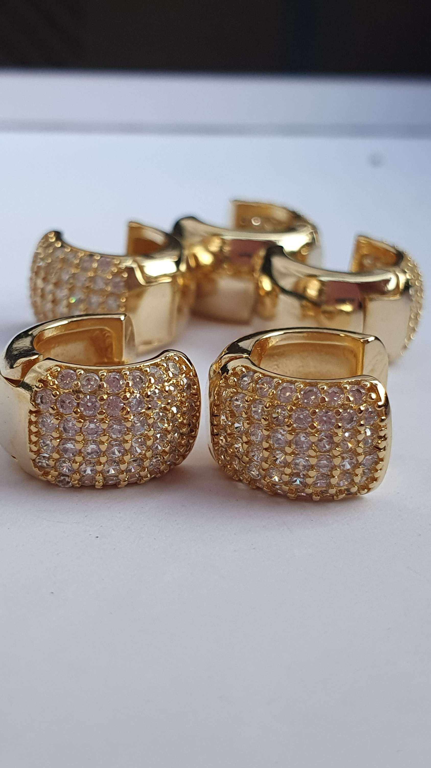 par de brincos meia argola tamanha P cravejado de zircônias brancas , banhado em ouro 18k