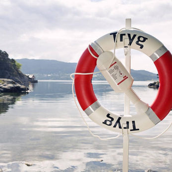 Tryg redningskrans ved en smuk sø