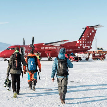Air Greenlands røde fly på landingsbanen i Grønland