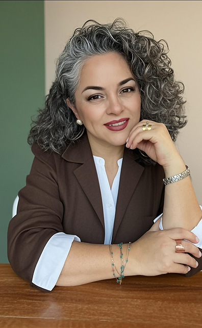 Gina Chaqueta cafe fondo verde baige.png