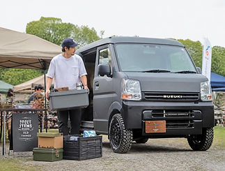 軽バンに荷物を運び入れる男性.jpg
