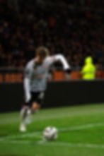 Joueur de foot du FC Lorient faisant un corner