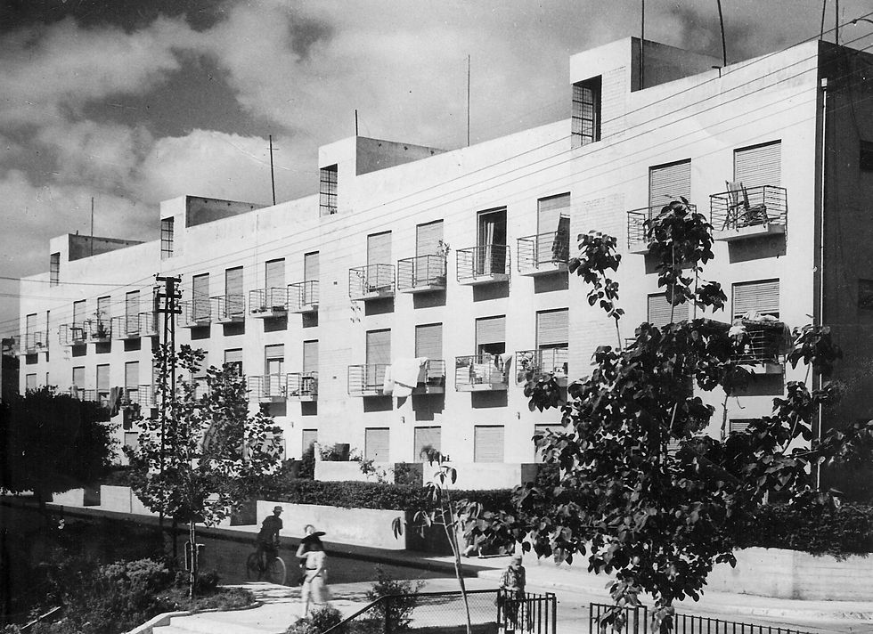 Workers’ Housing in Tel Aviv, 1930s, designed by architect Arieh Sharon | Arielaloni at English Wikipedia, public domain, via Wikimedia Commons.
