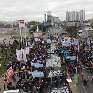 Hubo tensión en el Puente Pueyrredón: manifestantes intentan cortar el acceso y la policía activó el protocolo antipiquetes