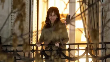 Cristina Kirchner volvió a salir al balcón a saludar a la militancia tras el "banderazo" en Parque Lezama