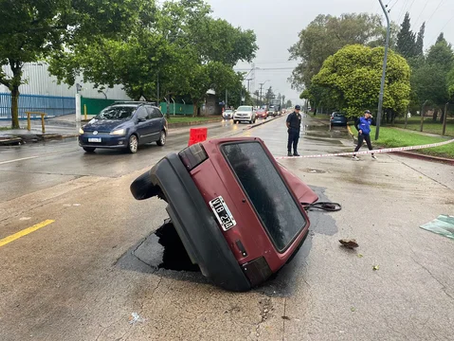 Córdoba: un auto se hundió en un pozo mientras circulaba bajo la lluvia