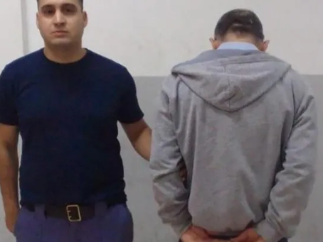 Detuvieron a un hombre por robar un queso cremoso y cuatro paquetes de queso rallado en un supermercado