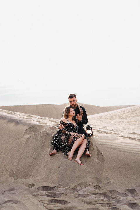 Couple sitzt auf Gran canaria in Sanddünen hochkant