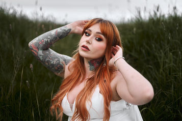 Portfolio Bild Hochzeitsfotografin Freiburg Braut im grünen gras