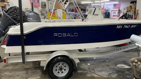 2019 Robalo R160 Center Console