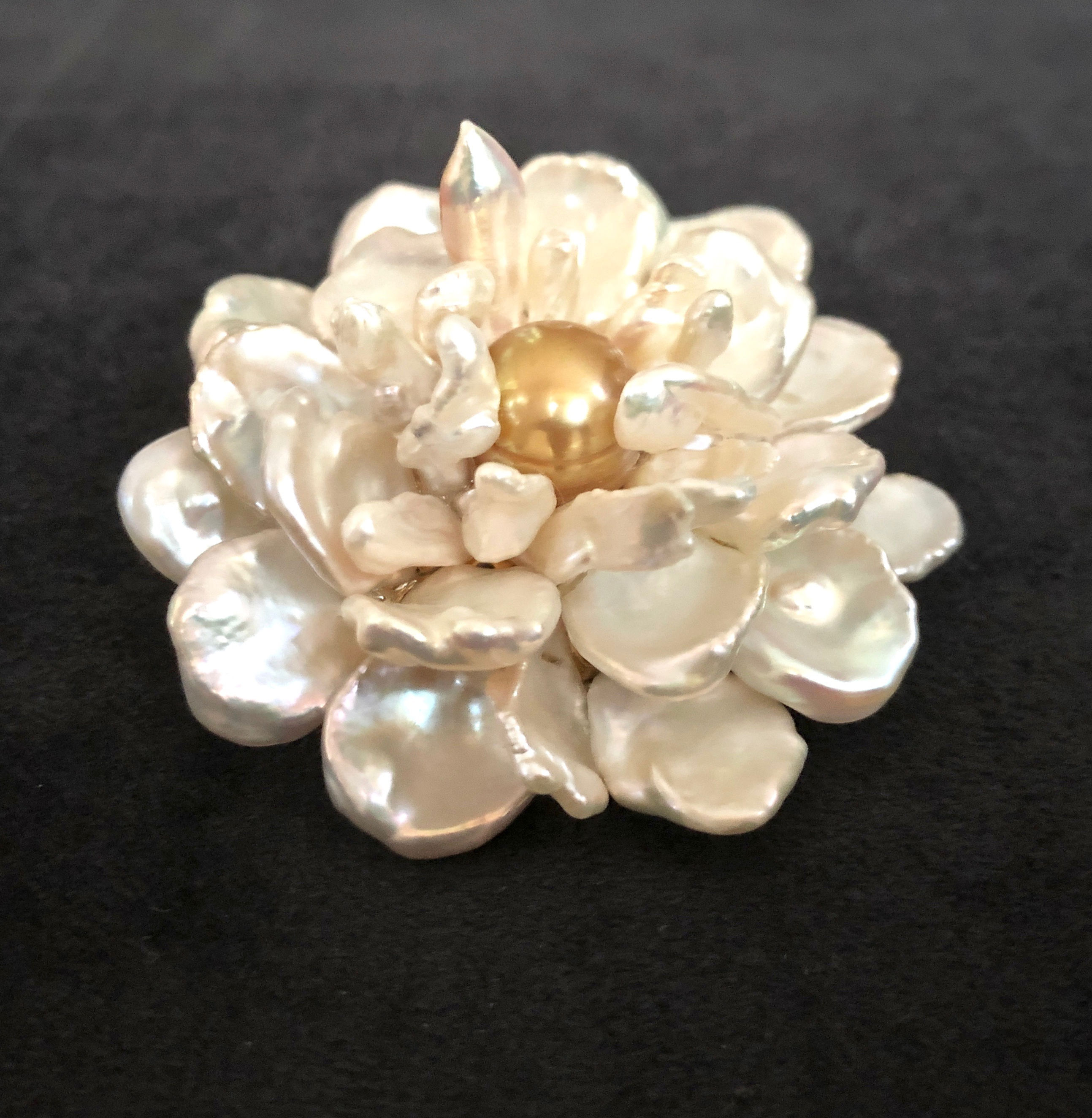 Monsteraleaf ケシ パール フラワー ブローチ ピオニー ホワイト コサージュ 天然石ジュエリー