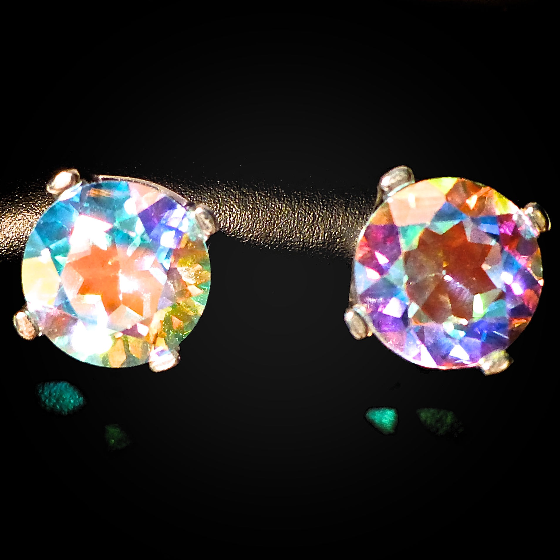 Monstera leaf 天然石ジュエリー オパールセント トパーズ ピアス 8mm ラウンド ファセット カット 立て爪 シルバー 七色