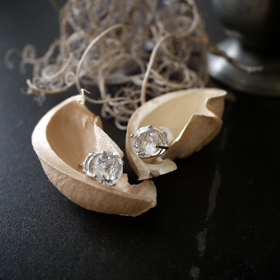 Thumbnail: Monsteraleaf クリスタル クォーツ スタッド ピアス 8mm ラウンド 天然石ジュエリー ファセット カット 立て爪 シルバー