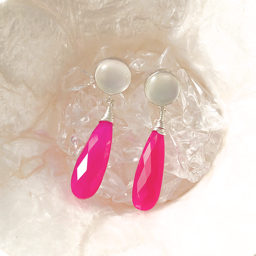 Thumbnail: Monsteraleaf ダブル ストーン ドロップ ピアス フューシャピンク カルセドニー & ホワイト ムーンストーン 天然石 ジュエリー