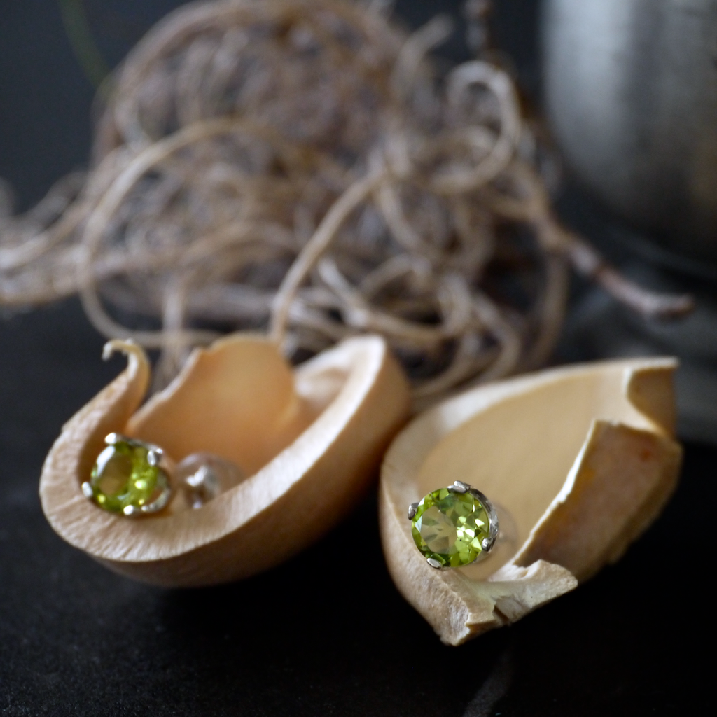 Monsteraleaf ペリドット スタッド ピアス 6mm ラウンド 天然石ジュエリー ファセット カット 立て爪 シルバー