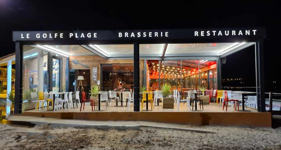 SkyLounge en bord de mer avec logo intégré rétro-éclairé