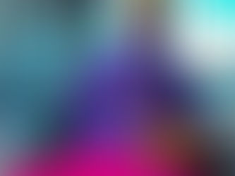 Dentista con bata morada y mascarilla atiende a una paciente reclinada con babero rosa en una clínica luminosa.