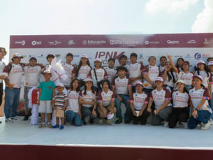 Participantes de la carrera IPNK 2025 en un escenario.