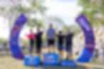 Ganadores de la carrera del día del padre posando en un podio