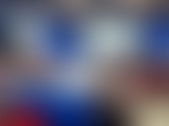 Charla en salón con público en mesas rojas y azules; pantalla dice INTEGRACIÓN SENSORIAL y una mujer presenta.