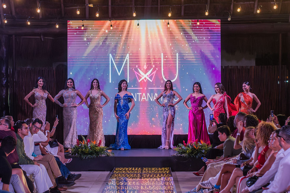 Participantes del certamen Mexicana Universal modelando en el escenario principal.