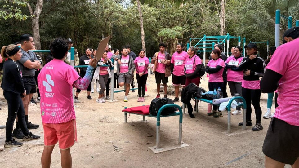 Participantes del Reto 100 MediFem durante actividad física grupal en Cancún.