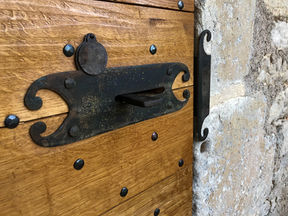 Porte à lames en chêne avec clous et verrou en fer forgé